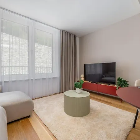 Modern 1-bedroom In Vydrica Near Castle Apartment *